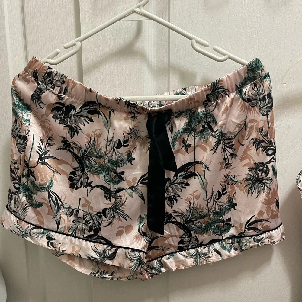 Victoria’s Secret cozy Silky feeling pajamas, shorts and tops new condition - Picture 5 of 8